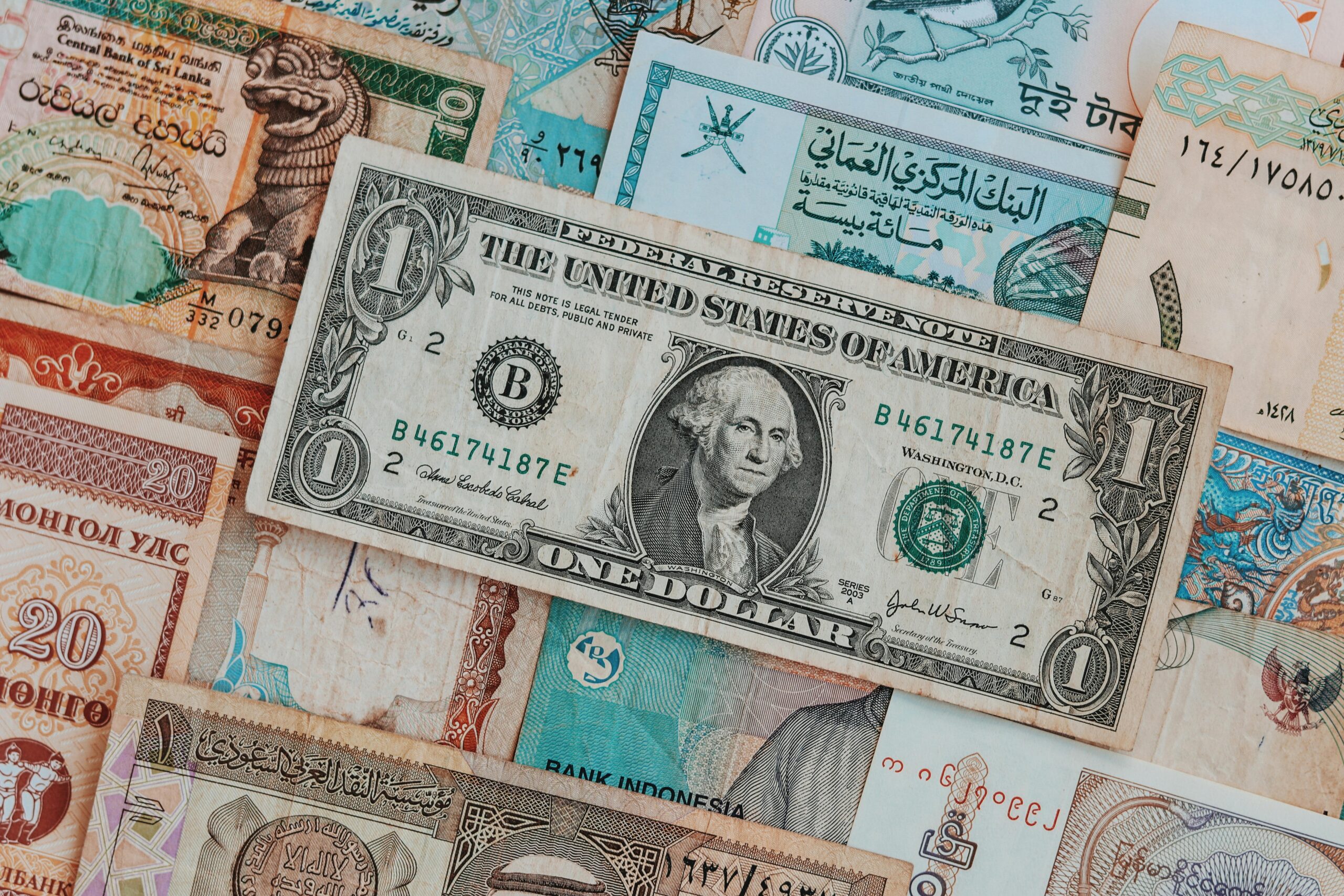 The Dollar’s Dominance Under Pressure: De-dollarization Signals and What They Mean